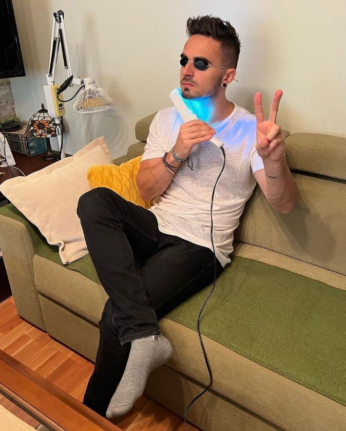 Anwendung einer NB-UVB-Handlampe – Beispielbild